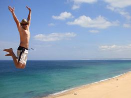 Mann springt am Strand