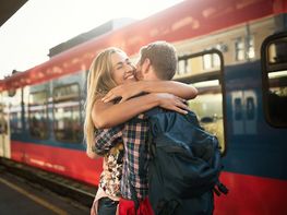 Pärchen vor Bahn